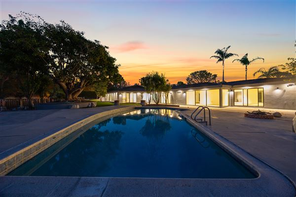 Contemporary Mid-Century Luxury Home (10/27/2025 - Credits: submitted by: Jenarda Makupson)