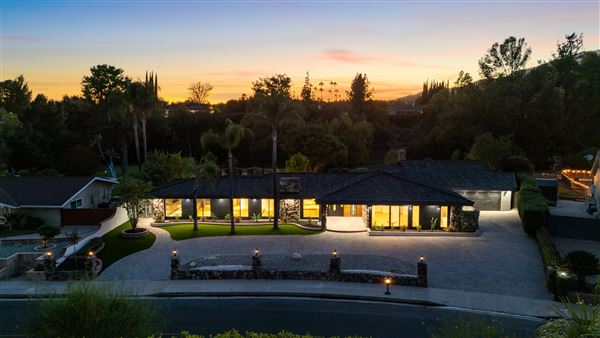 Contemporary Mid-Century Luxury Home (10/27/2025 - Credits: submitted by: Jenarda Makupson)