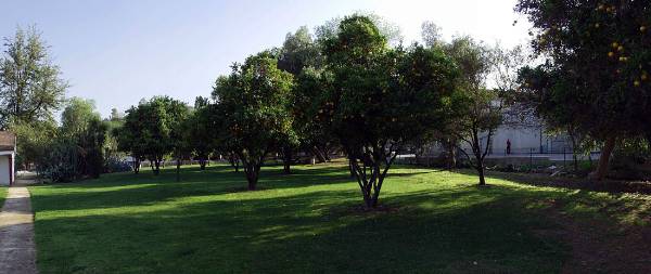 Los Encinos State Historic Park (SHP) adjacent to currently closed Lakeside Restaurant & Lounge (12/31/2003)