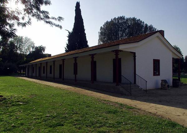 Los Encinos State Historic Park (SHP) adjacent to currently closed Lakeside Restaurant & Lounge (12/31/2003)