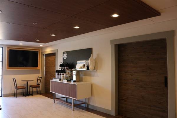 Holiday Inn Express & Suites (8/26/2015 - Credits: http://www.ihg.com/holidayinnexpress/hotels/us/en/davis/sacda/hoteldetail)