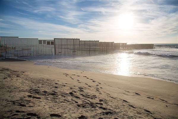 Border Field State Park (SP) (12/14/2014 - Credits: By Tony Webster from Portland, Oregon, United States (Border Fence and Imperial Beach) [CC BY 2.0 (http://creativecommons.org/licenses/by/2.0)], via Wikimedia Commons)