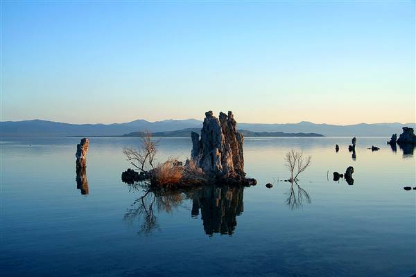 Mono Lake Tufa State Natural Reserve (SNR) / South Tufa Lake - Inyo National Forest (NF) (6/16/2007 - Credits: By sam garza from Los Angeles, USA (mono lake serenity) [CC BY 2.0 (http://creativecommons.org/licenses/by/2.0)], via Wikimedia Commons)