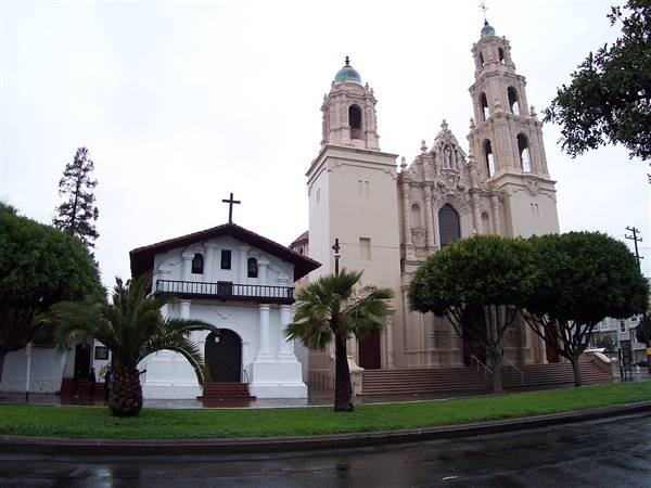 Misión San Francisco de Asís - Mission Dolores (1/1/2004 - Credits: By Photograph by Robert A. Estremo [CC BY-SA 2.0 (http://creativecommons.org/licenses/by-sa/2.0)], via Wikimedia Commons)