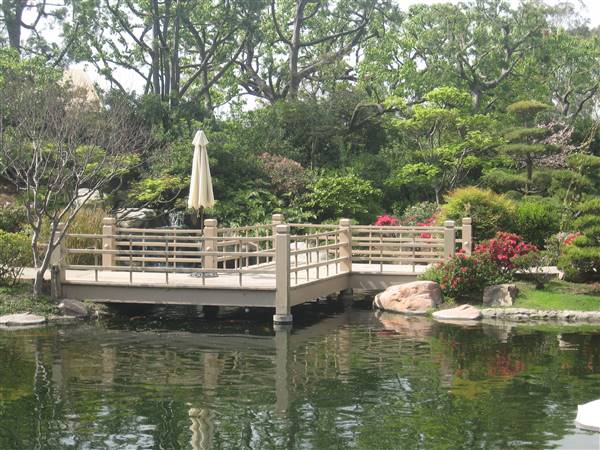 Earl Burns Miller Japanese Garden - California State University Long Beach - CSULB (3/14/2008 - Credits: By Alan Ray (Own work) [Public domain], via Wikimedia Commons)