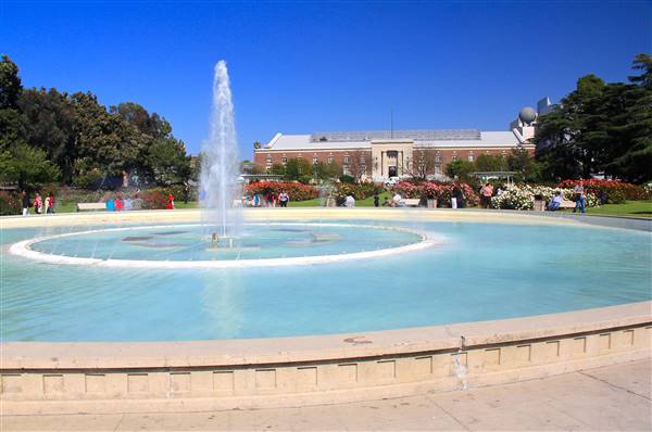 Exposition Park Rose Garden (4/15/2012 - Credits: By MikeJiroch (Own work) [CC BY-SA 3.0 (http://creativecommons.org/licenses/by-sa/3.0)], via Wikimedia Commons)