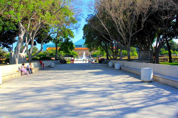 Exposition Park Rose Garden (4/15/2012 - Credits: By MikeJiroch (Own work) [CC BY-SA 3.0 (http://creativecommons.org/licenses/by-sa/3.0)], via Wikimedia Commons)