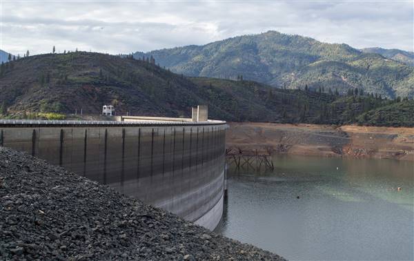 Shasta Dam (10/29/2014 - Credits: "Shasta Dam & Headtower (1122)" by Do Barrett (CC BY-NC-ND 2.0)[https://creativecommons.org/licenses/by-nc-nd/2.0/legalcode]https://www.flickr.com/photos/donbrr/)