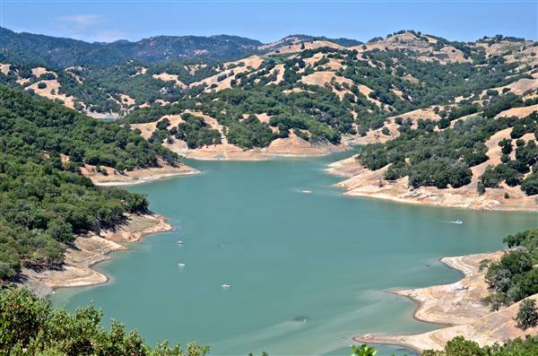 Lake Sonoma (8/11/2014 - Credits: "boats, Lake Sonoma, down to 68%" by David McSpadden (CC BY 2.0)[https://creativecommons.org/licenses/by/2.0/legalcode]https://www.flickr.com/photos/familyclan/)