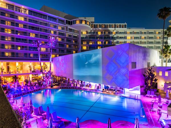 Beverly Hilton Hotel - Pool at night. (4/21/2017 - Credits: The Beverly Hilton)