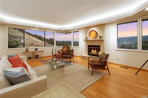 Sonoma County Mansion (7/20/2022 - Credits: The listed real estate agents.)