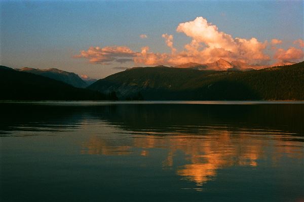 Lake Thomas A. Edison / Big Creek - Southern California Edison (SCE) / Sierra National Forest (8/10/2017 - Credits: Lake Thomas Edison at sunset ”by Smokeybear69” (CC BY-SA 4.0, https://creativecommons.org/licenses/by-sa/4.0/)( [https://en.wikipedia.org/wiki/Lake_Thomas_A_Edison#/media/File:Lake_Edison.jpg])