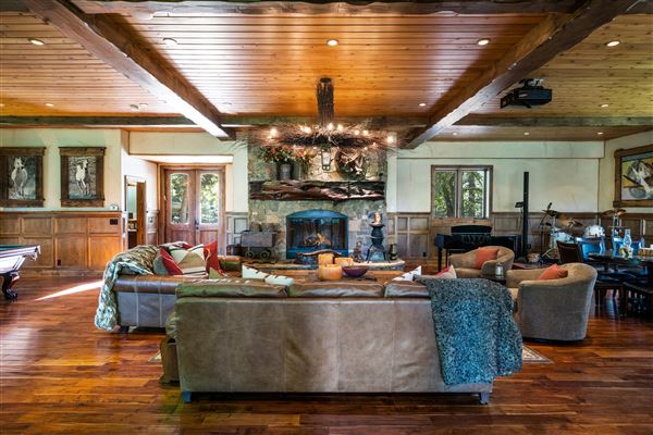 Spectacular Equestrian Ranch Style Estate (2/14/2024 - Credits: David Schneider)