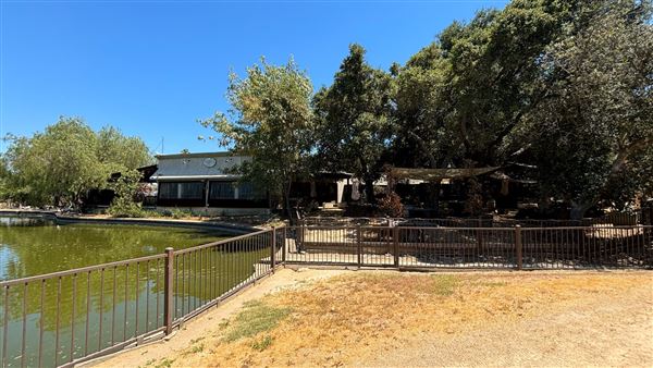 Los Encinos State Historic Park (SHP) adjacent to currently closed Lakeside Restaurant & Lounge (7/12/2024 - Credits: Brandy Davis)