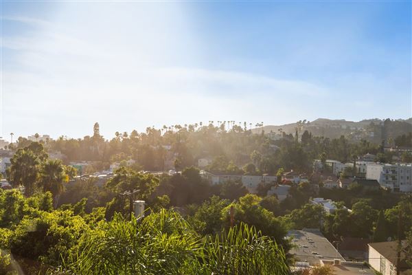 Hollywood Hills Modern Vintage (12/20/2024 6:05:04 PM - Credits: submitted by:)