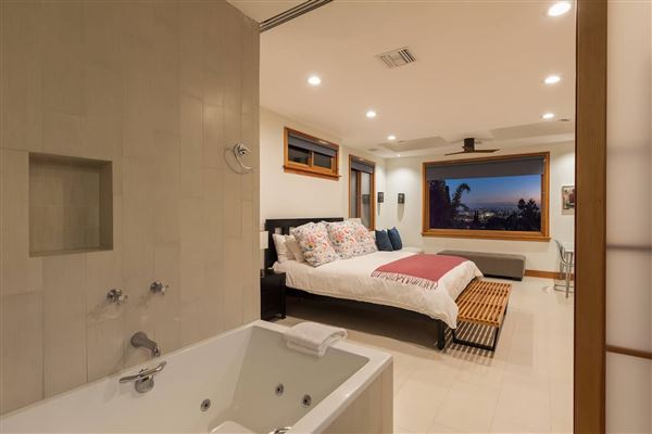 Hollywood Hills Modern Vintage (12/20/2024 6:05:13 PM - Credits: submitted by:)