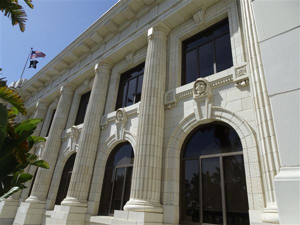 Ventura City Hall - Terra cotta friars' heads at Ventura City Hall (4/13/2018 - Credits: By Cbl62 - Own work, CC BY-SA 4.0, https://commons.wikimedia.org/w/index.php?curid=68781108)