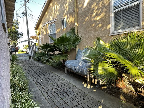 Fully furnished stucco California Bungalow (2/21/2025 - Credits: submitted by: Odessa McDUFFIE)