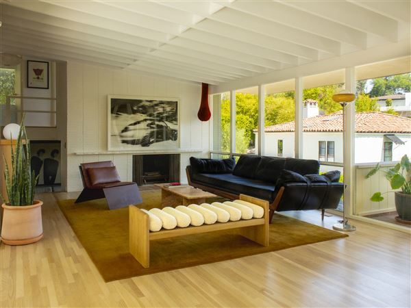 Midcentury Modern Hills Home (3/25/2025 - Credits: submitted by: Sean  Mcnichol)