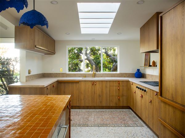 Midcentury Modern Hills Home (3/25/2025 - Credits: submitted by: Sean  Mcnichol)