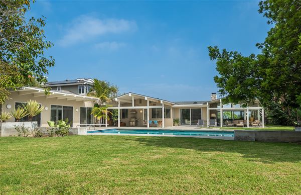 Club Drive Mid Century Home (4/1/2024 - Credits: submitted by: Leo Grifka)