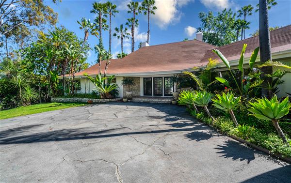 Vintage Hollywood Vibes – Secluded Palm-Lined Mid-Century Pool Oasis Wrapped In Lush Greenery – A Filmmaker’s Dream! (7/29/2025 - Credits: submitted by: Simon Neman)