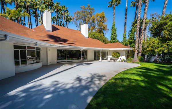 Vintage Hollywood Vibes – Secluded Palm-Lined Mid-Century Pool Oasis Wrapped In Lush Greenery – A Filmmaker’s Dream! (7/29/2025 - Credits: submitted by: Simon Neman)