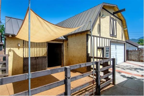 Rancho Equestrian House (9/15/2025 - Credits: submitted by: Max Dell)