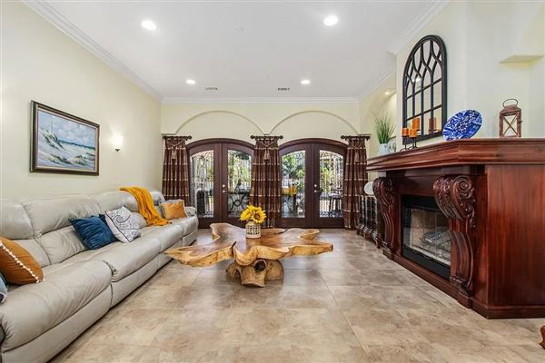 Vale View Mansion (10/1/2025 - Credits: Charles Walters)