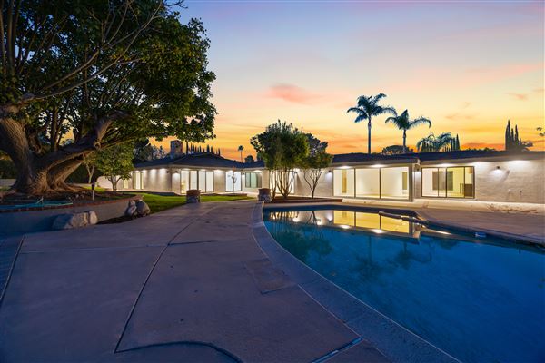 Contemporary Mid-Century Luxury Home (10/27/2025 - Credits: submitted by: Jenarda Makupson)