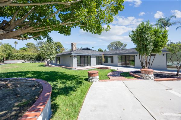 Contemporary Mid-Century Luxury Home (10/27/2025 - Credits: submitted by: Jenarda Makupson)