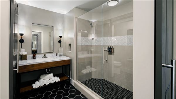 Oxford Suites Paso Robles (7/1/2019 - Credits: submitted by: Catherine Freeland)
