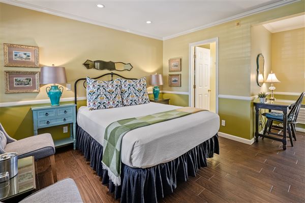 Apple Farm Inn (4/7/2025 - Credits: submitted by: Sofya Bazar)