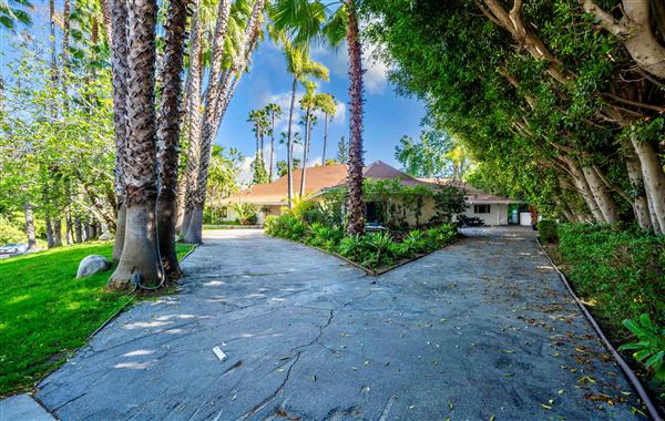Vintage Hollywood Vibes – Secluded Palm-Lined Mid-Century Pool Oasis Wrapped In Lush Greenery – A Filmmaker’s Dream! (4/5/2025 - Credits: Elegant Textiles, Inc.)
