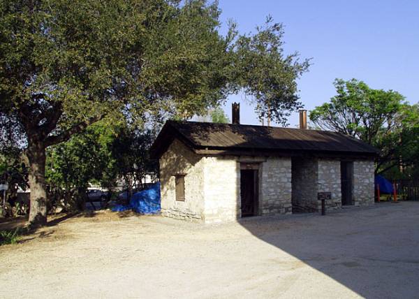 Los Encinos State Historic Park (SHP) adjacent to currently closed Lakeside Restaurant & Lounge (12/31/2003)