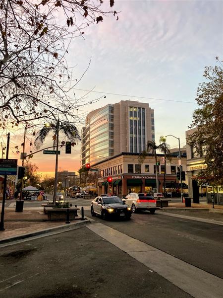 Downtown Santa Ana - Corner of 4th and Broadway at dusk, with the Ronald Reagan Federal Building in the background (1/7/2021 - Credits: By CharlieM1021 - Own work, CC BY-SA 4.0, https://commons.wikimedia.org/w/index.php?curid=99572256)