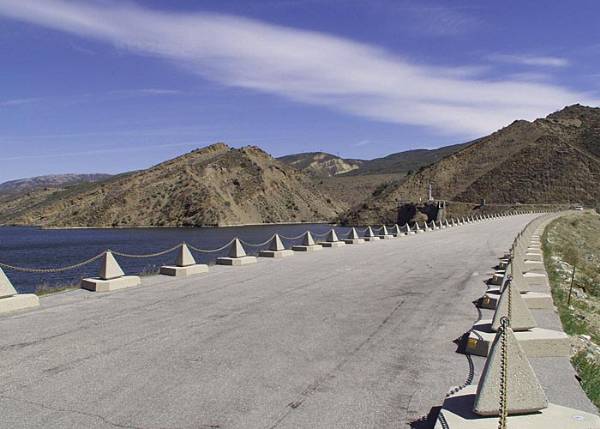 Pyramid Lake (12/31/2003)