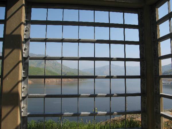 Fuse Gates of Terminus Dam - CLOSED (3/5/2008 - Credits: L Feldstein)