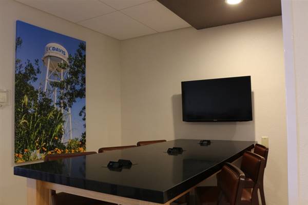 Holiday Inn Express & Suites (8/26/2015 - Credits: http://www.ihg.com/holidayinnexpress/hotels/us/en/davis/sacda/hoteldetail)