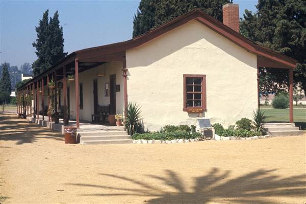 Los Encinos State Historic Park (SHP) adjacent to currently closed Lakeside Restaurant & Lounge (1/20/2016 - Credits: Courtesy of California State Parks, 2016)