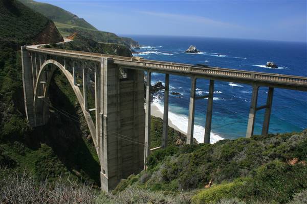 Bixby Creek Bridge - Highway 1 (5/20/2010 - Credits: By ian mcwilliams [CC BY 2.0 (http://creativecommons.org/licenses/by/2.0)], via Wikimedia Commons)