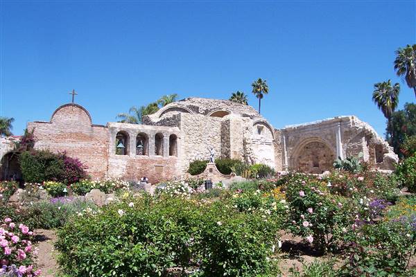Mission San Juan Capistrano (4/8/2005 - Credits: By The original uploader was Lordkinbote at English Wikipedia (Transferred from en.wikipedia to Commons.) [CC BY-SA 2.0 (http://creativecommons.org/licenses/by-sa/2.0)], via Wikimedia Commons)