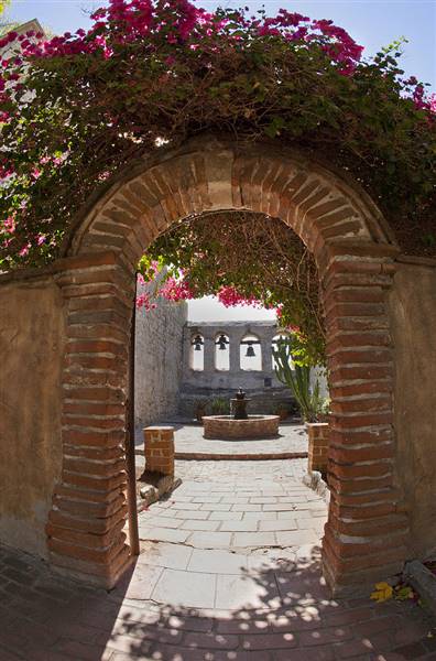 Mission San Juan Capistrano (10/28/2009 - Credits: By DDauri Daniel D'Auria (Own work) [CC BY-SA 3.0 (http://creativecommons.org/licenses/by-sa/3.0)], via Wikimedia Commons)