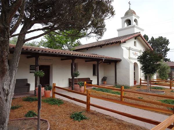 Mission Santa Cruz (6/13/2015 - Credits: By Howcheng (Own work) [CC BY-SA 4.0 (http://creativecommons.org/licenses/by-sa/4.0)], via Wikimedia Commons)
