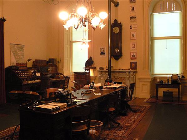 California State Capitol Museum - 	 California Capitol Museum, Sacramento: a reconstitution of the office of the California Secretary of State in November 1902 (3/26/2006 - Credits: By David Monniaux (Own work) [GFDL (http://www.gnu.org/copyleft/fdl.html) or CC-BY-SA-3.0 (http://creativecommons.org/licenses/by-sa/3.0/)], via Wikimedia Commons)