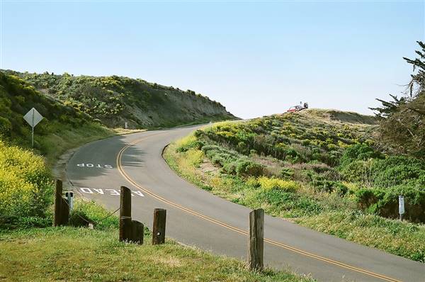 Jalama Beach Road (4/11/2008 - Credits: "Horizontal" by Timothy Tolle (CC BY 2.0)[https://creativecommons.org/licenses/by/2.0/legalcode]https://www.flickr.com/photos/angstdei/)