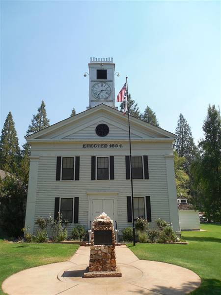 Superior Court of Mariposa (8/20/2015 - Credits: "Mariposa County Courthouse" by Jimmy Emerson, DVM (CC BY-NC-ND 2.0)[https://creativecommons.org/licenses/by-nc-nd/2.0/legalcode]https://www.flickr.com/photos/auvet/)