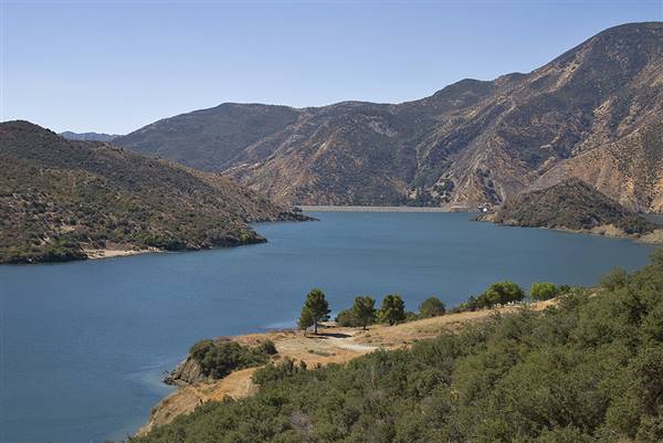 Pyramid Lake (9/9/2010 - Credits: "Up above the blue" by Damian Gadal (CC BY 2.0)[https://creativecommons.org/licenses/by/2.0/legalcode]https://www.flickr.com/photos/23024164@N06/)