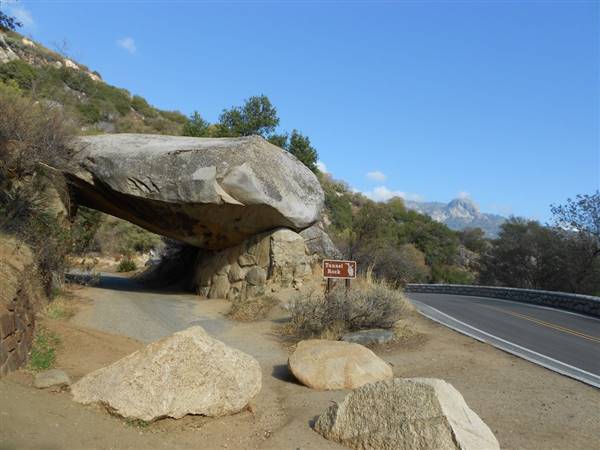 Tunnel Rock (12/20/2013 - Credits: "Sequoia National Park, 2013" by Nathan Hughes Hamiliton (CC BY 2.0)[https://creativecommons.org/licenses/by/2.0/legalcode]https://www.flickr.com/photos/nat507/)