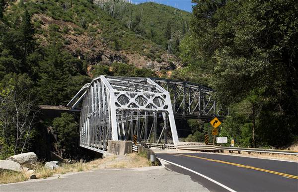 Tobin Bridges (7/8/2013 - Credits: "Feather River Tobin Bridges (0170)" by Don Barrett (CC BY-NC-ND 2.0)[https://creativecommons.org/licenses/by-nc-nd/2.0/legalcode]https://www.flickr.com/photos/donbrr/)
